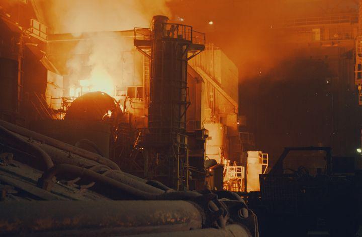 płomienie wychodzące z fabryki
